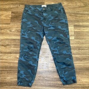 SUNDRY CAMO POCKET JOGGER - MINERAL WASH BLUE